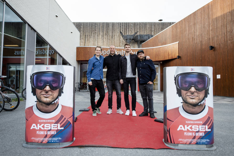 På TURNÉ: Regissør Even Sigstad, Aksel Lund Svindal og Mathias Brendsrud og Espen Kristiansen fra Field Productions utenfor Oppdal kulturhus. Foto: Martin I. Dalen Aksel Lund Svindal og Field Productions utenfor Oppdal kulturhus