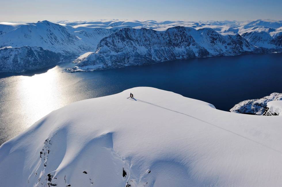VAKKERT: Aksel over Øksfjorden i Finnmark sammen med kompisen Eirik Finseth. Bilde: Endre Løvaas Aksel-Lund-Svindal-3
