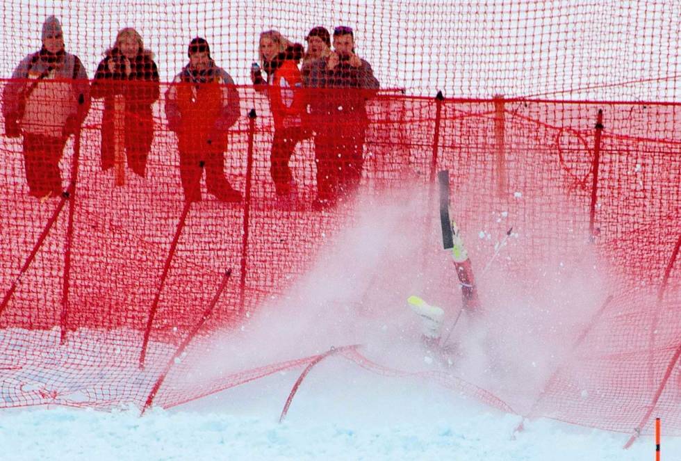 NÅR DET SMELLER: Her går det aldeles over styr for Aksel i utforløypa i Kitzbühel. Bilde: Joe Klamar Aksel-Lund-Svindal-3