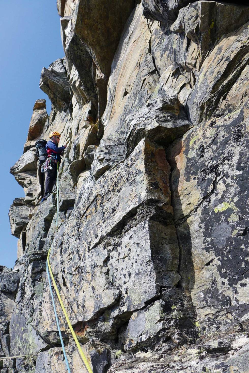 ERFAREN: Albert har ferdes i bratte fjell i snart femti år. Her er han først i tauet på den klassiske klatreruta Sørøsthjørnet på Skarfjell i Innerdalen. Bilde: Dag Jørund Vik Albert-Lunde-Portrett-2