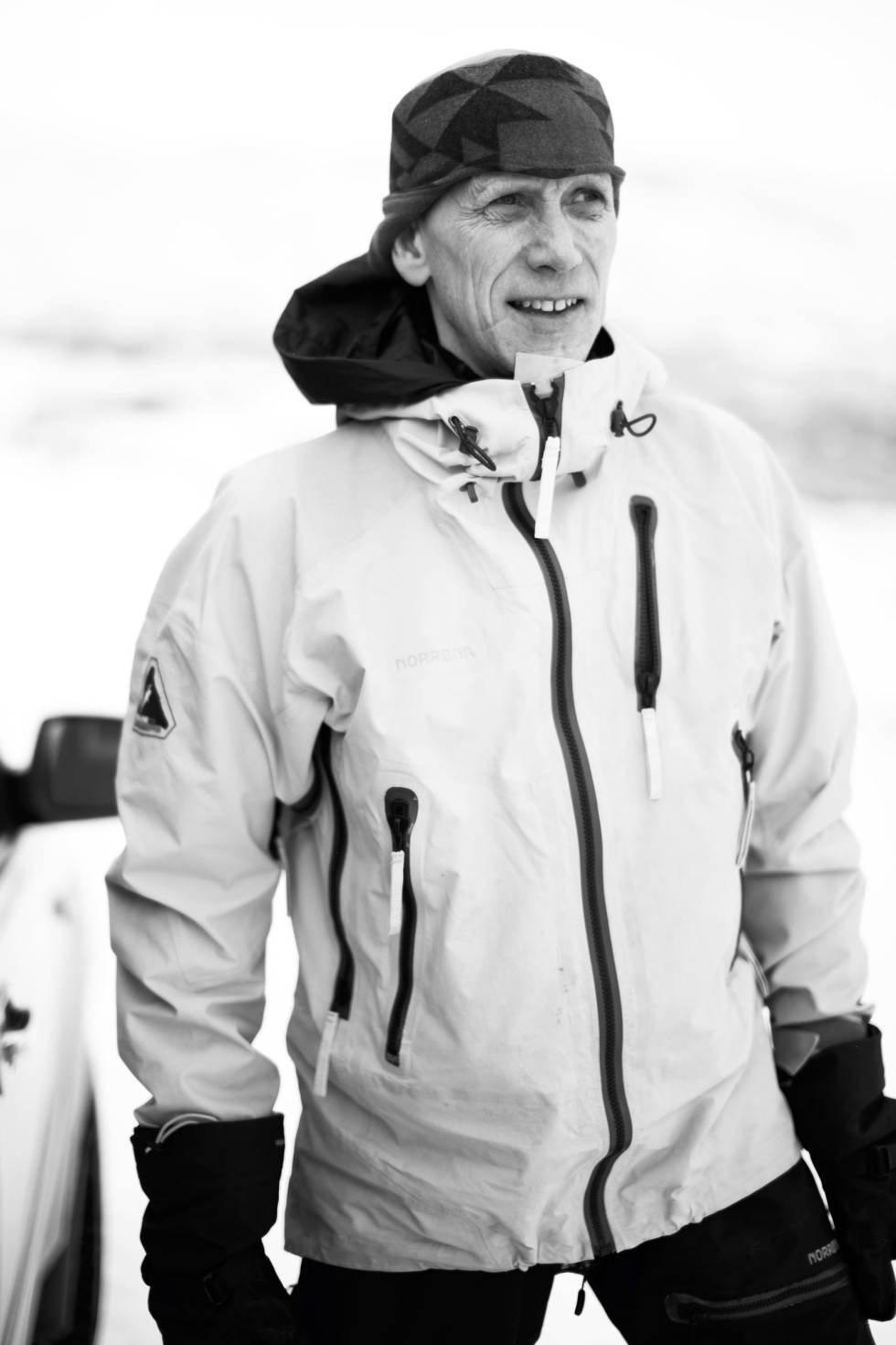 KOMPLETT: Albert er utdannet til både politi og fysioterapeut, i tillegg til at han har både master- og doktorgrad. Bilde: Tore Meirik Albert-Lunde-Portrett-5