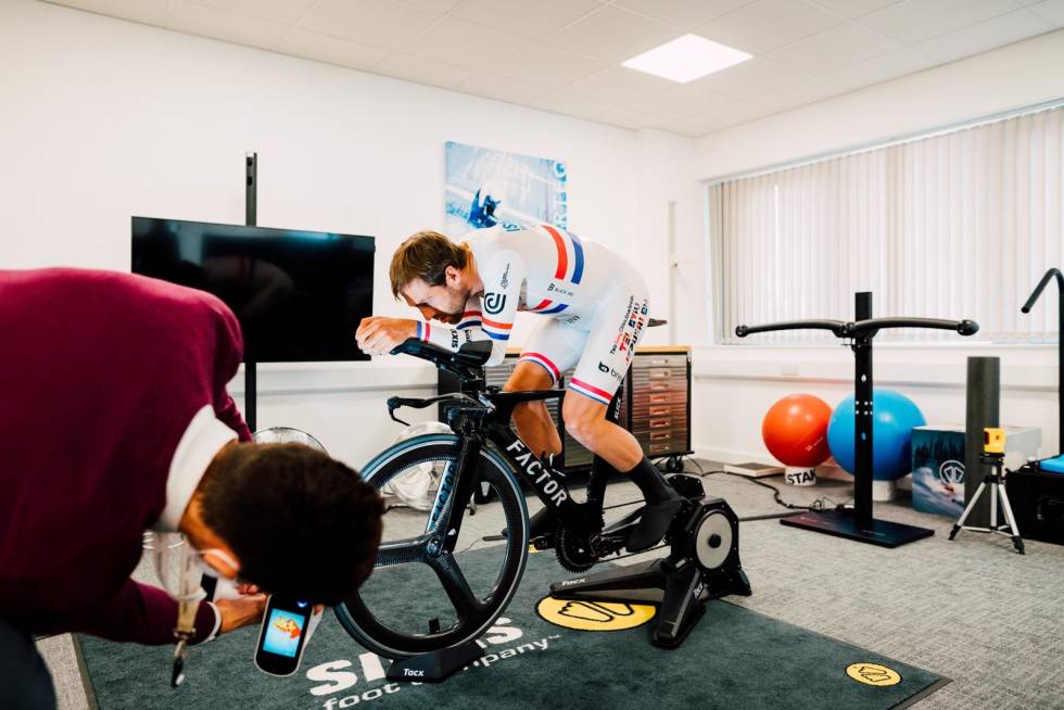 REKORDJEGER: Alex Dowsetts rekordforsøk finner sted 12. desember i Manchester. Foto: Alex Dowsett World Record Team. alex dowsett