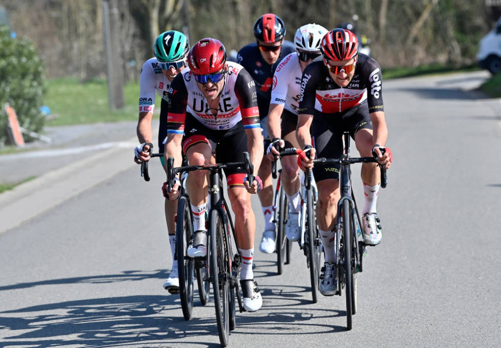PÅ OFFENSIVEN: Alexander Kristoff angrep etter Taaienberg i Dwars door Vlaanderen, og viste gryende form foran Flandern rundt. Foto: Cor Vos alexander kristoff dwars door vlaanderen 2021