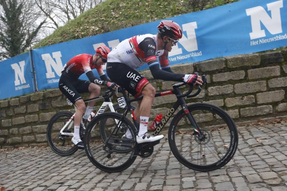 ØDELAGT BAKHJUL: Kristoff var i posisjon til å spurte om seieren i Omloop Het Nieuwsblad, men så kjørte noen inn i sykkelen hans og ødela bakhjulet med halvannen kilometer til mål. Foto: Cor Vos alexander kristoff kuurne-brussels-kuurne milano-sanremo(1)