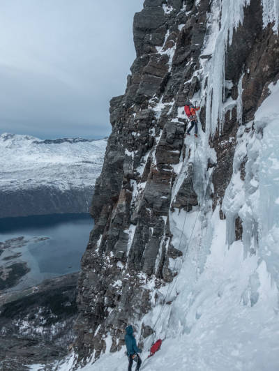 NY RUTE: Alexander Nordvall på Kongens panorama i Skjomen. Foto: Anna Nystedt isklatring nordland