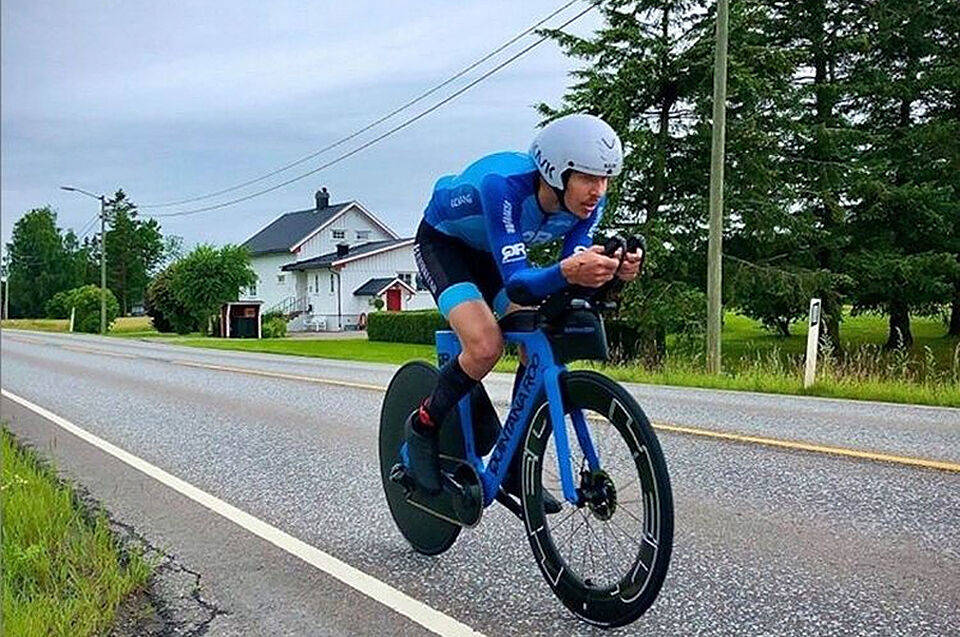 NORSK REKORD: Allan Hovda satte norsk rekord på 24-timerssykling i fjor sommer med 889 kilometer. Nå skal han sykle mye lenger. Foto: Henrik Schjølberg Allan Hovda verdensrekord 24-timerssykling
