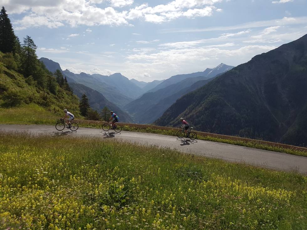 JULIE ANDREWS: Fra Col d'Allos ser man over mot den siste leggen ned fra Col de Cayolle. Foto: Lars Lundby allos2-1024