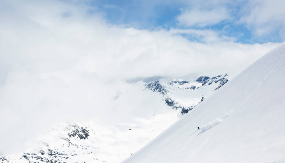 Alnestinden. Nordvendt side gjør at det er mulig å finne tørr snø her, selv sent på seongen. Foto: Odd Erik Rønning Alnestinden-Toppturer-i-Romsdalen-2