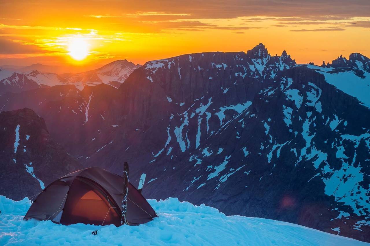 VIRKELIG: Solnedgang over Trolltindene. Foto: Rob Buist alnestinden trolltindene romsdalen