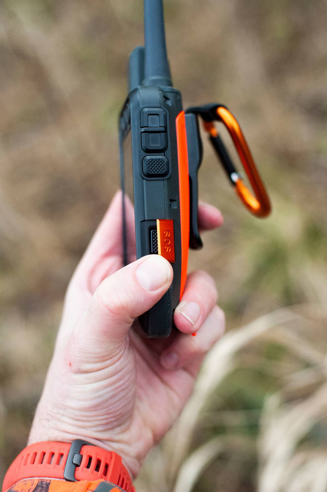 SOS-knappen som bruker InReach satellittkommunikasjon, er skjult under et eget lokk. Garmin Alpha 200i hundepeiler