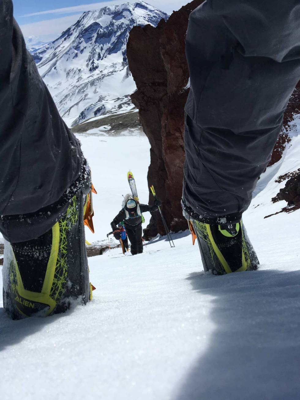 MARSJ: Bratt og hardt opp til toppen av Cerro Azul. Volcan Descabazedo i bakgrunnen. Bilde: Kaj Sønnichsen Alto-Cinco-Ski-Sør-Amerika-10