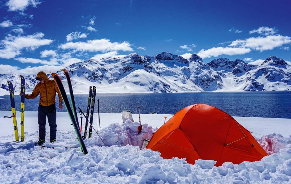 VIDERE, VIDERE: Kaj inspiserer skiene til Manu ved første leiren ved Laguna des Teno. Her var det nok skilinjer til 10 dager men ferden vår gikk videre etter to netter. Alto-Cinco-Ski-Sør-Amerika-2