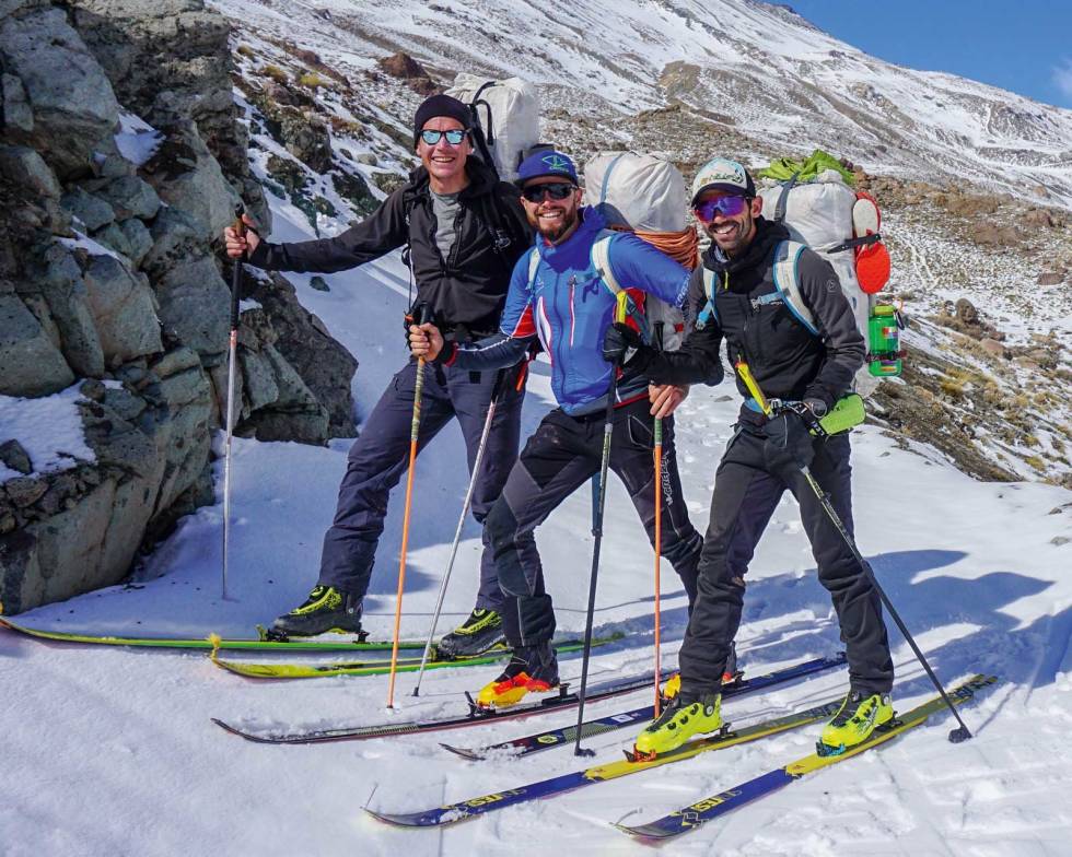 HEI, KAN DU DA ET BILDE AV OSS? Sjåfør-Miguel tok et gruppebilde av oss før han rygger pickupen nedover den bratte vegen og vi er plutselig alene, langt til fjells. Alto-Cinco-Ski-Sør-Amerika-4
