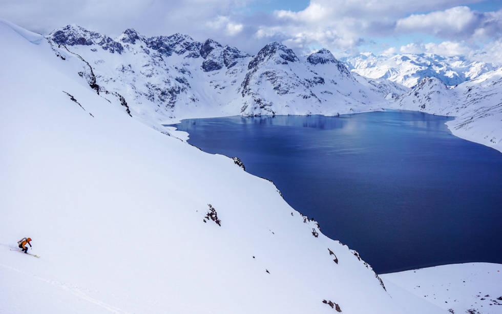 IKKE EN NORSK FJORD: Kaj legger noen svinger ned mot Laguna de Teno. På 2500 meter er vulkansk aktivitet årsaken til at innsjøen ikke er islagt om vinteren. Alto-Cinco-Ski-Sør-Amerika-5