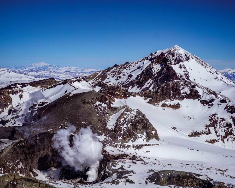 VULKANSK LANDSKAP: Utsikten sørover fra toppen av Volcan Planchon. Røyk fra Volcan Peteora og Volcan Azufre i bakgrunnen. Alto-Cinco-Ski-Sør-Amerika-8
