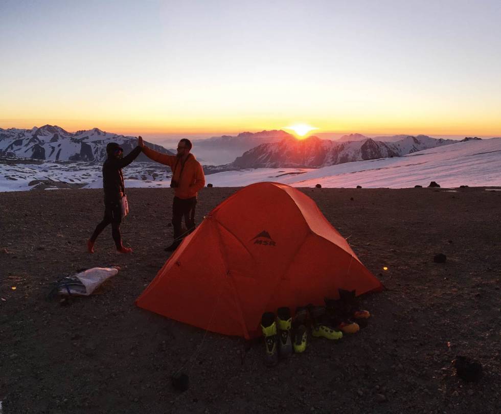 EN UKE INN: På den syvende kvelden kunne vi endelig nyte solnedgagen fra vestsiden av Volcan Descabazedo Grande. Bilde: Kaj Sønnichsen Alto-Cinco-Ski-Sør-Amerika-9