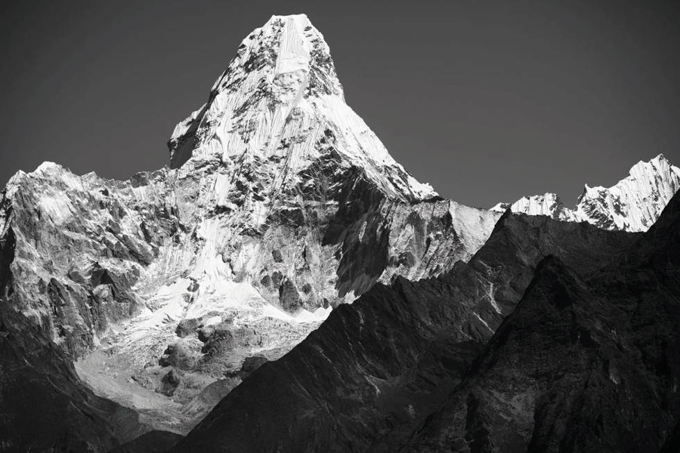 Besøkende på Ama Dablam har lagt igjen mye tau der. Foto: Matti Bernitz Ama Dablam Nepal foto Matti Bernitz