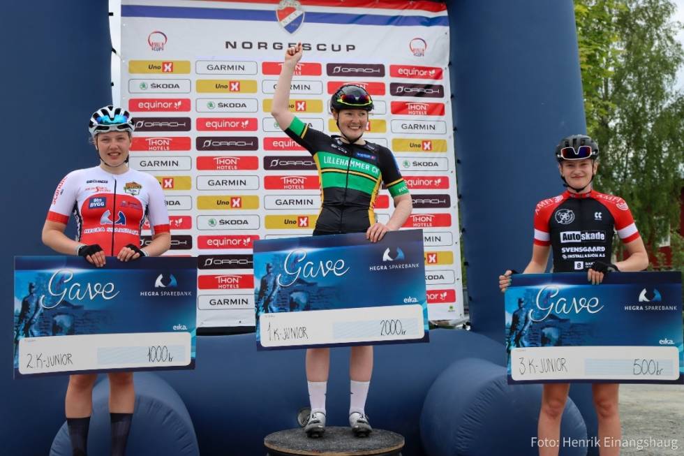 TO AV TO: Også på fellesstarten var det Amalie Christensen som stakk av med seieren. Foto: Henrik Einangshaug amalie christensen norgescup landevei fellesstart skatval