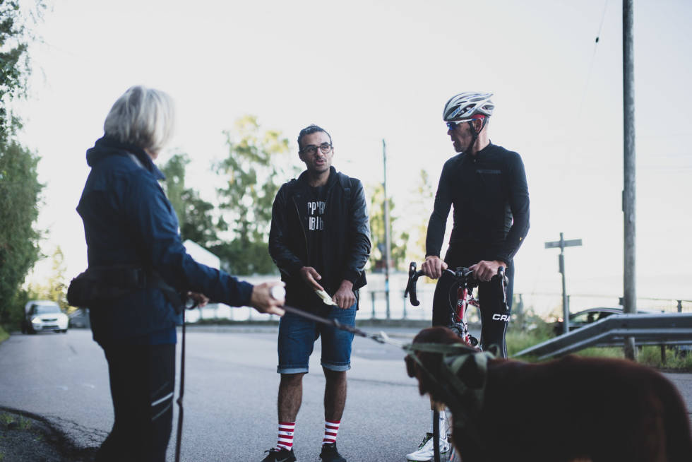 FANS: Amir sammen med nabo Åse Torheim med hunden balder, og syklist Willy Nordnes. Foto: Henrik Alpers. amir-goreshi-grefsenkollen-5