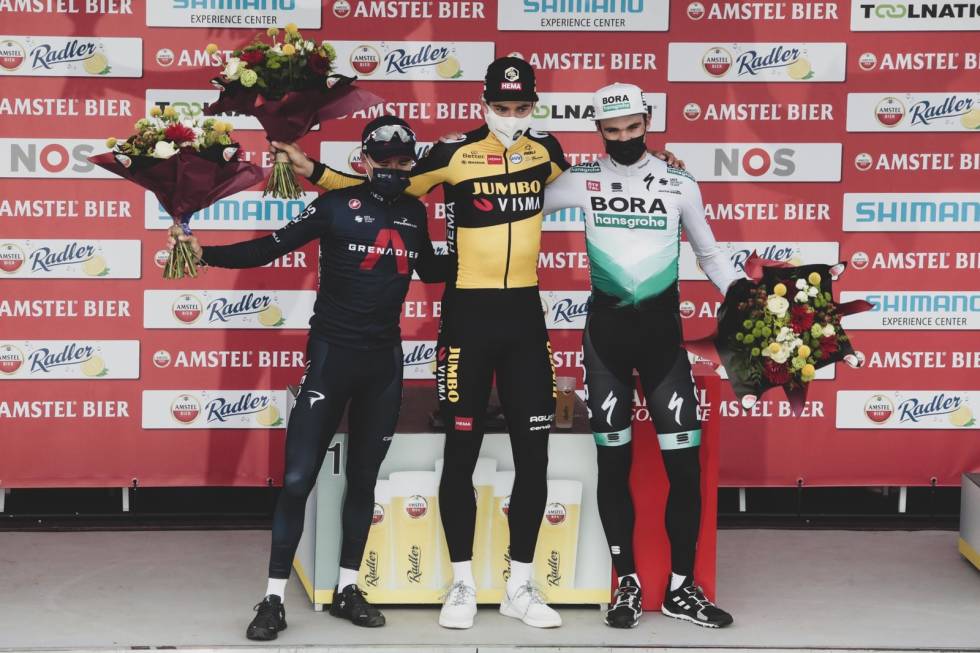 PODIET: Tom Pidcock fra Ineos tapte spurten med minst mulig margin, Wout van Aert vant mens Max Schackmann fra Bora Hansgrohe ble nummer tre. Foto: Cor Vos. amstel-gold-race-2021-4