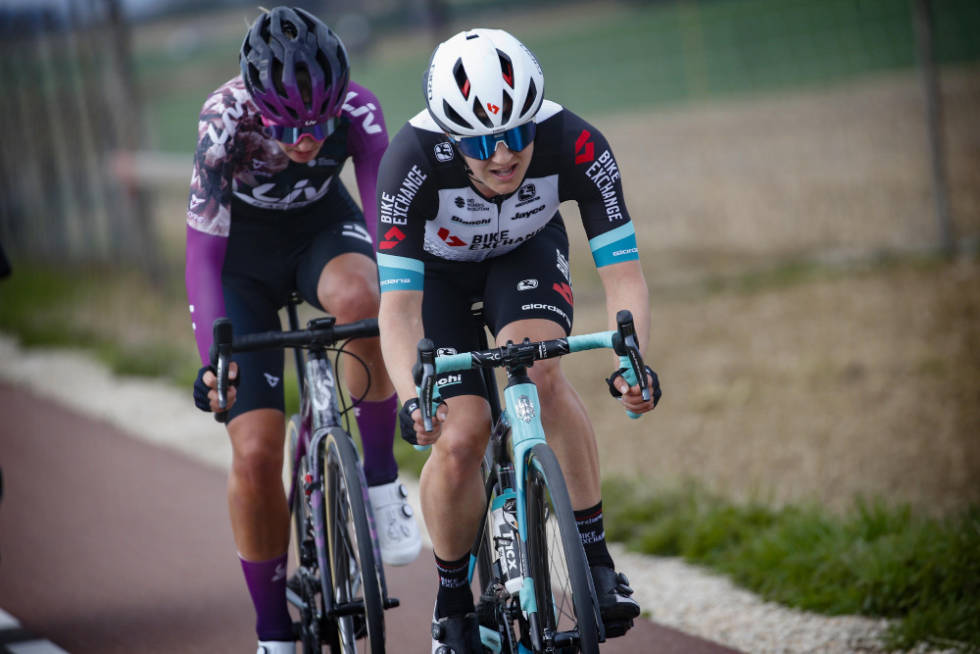 FORSØKTE: Grace Brown og Pauliena Rooijakkers gikk av gårde med litt under to runder igjen. Foto: Cor Vos amstel gold race 2021 grace brown