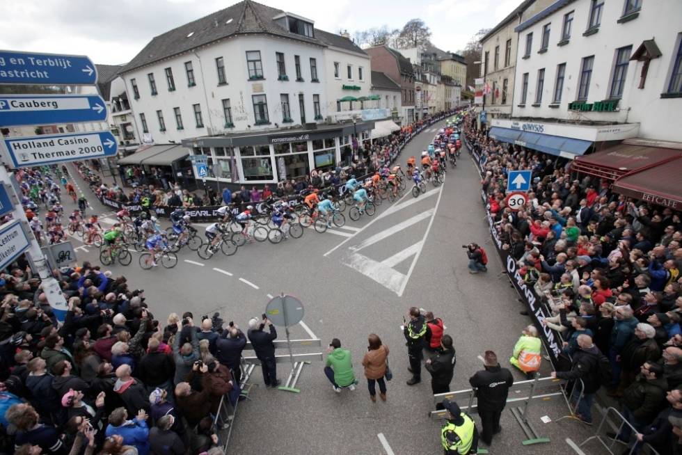 VELKJENT: Cauberg var i mange år klimakset i Amstel Gold Race. Her er inngangen til bakken, hvor det gjaldt å sitte godt posisjonert og så var det flat pedal til toppen. Foto: Cor Vos amstel gold race cauberg
