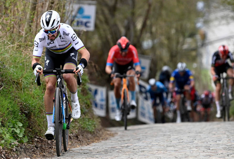 VERDENSMESTEREN: Kun fire ryttere har vunnet Amstel Gold Race som regjerende verdensmester. Den siste var Michal Kwiatkowski i 2015. Kan Alaphilippe klare det i 2021? Foto: Cor Vos amstel gold race julian alaphilippe