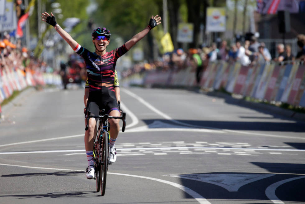 2019: Kasia Niewiadoma gikk løs i Cauberg og holdt unna for Annemiek van Vleuten. Foto: Cor Vos amstel gold race kasia niewiadoma