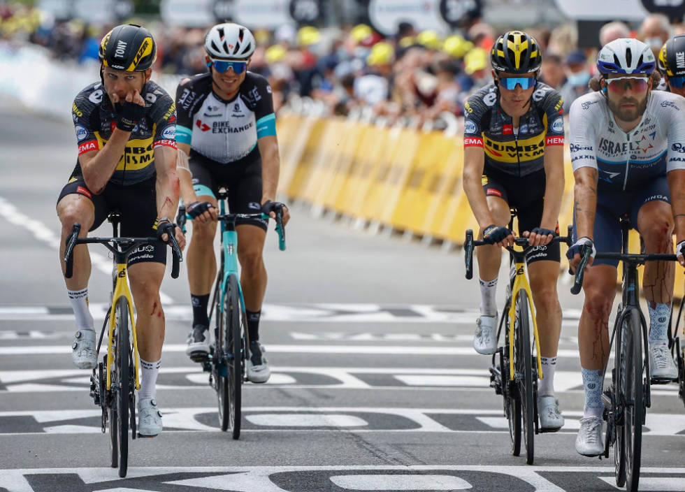 TØFF TOUR: Amund Grøndahl Jansen (bakerst) veltet på den første etappen, hvor bildet er fra, og har hatt en krevende Tour de France. Foto: Cor Vos amund grøndahl jansen, tour de france