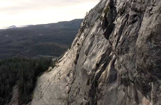 VIA FERRATA KOMMER HER: Den planlagte via ferrataen skal gå i høyre kant av sørøstveggen på Andersnatten. Foto: Sigdal aktiv via ferrata andersnatten