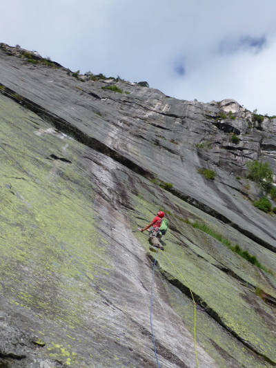 DEN HVITE STRIPA: Andersnattens mest populære rute ble førstebesteget i 1982 av Morstad og Høibakk. Arkivfoto: Dag Hagen via ferrata andersnatten