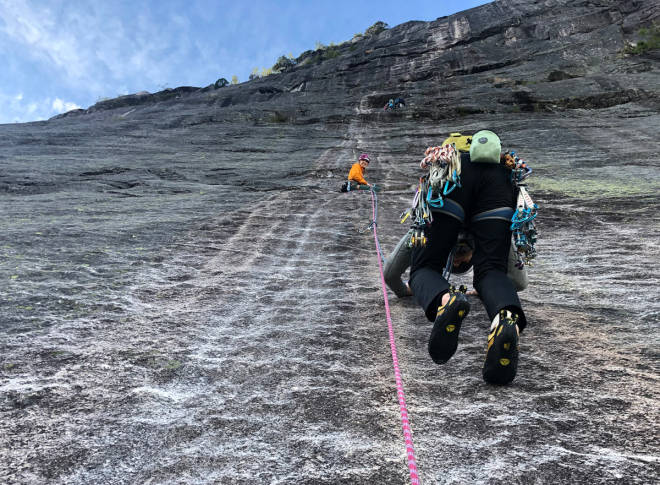 KLASSIKER: Ropegun Marte Løfman sikrer mens Fredrik Næss Thomassen følger på andre taulengde på klassikeren Den Hvite Stripa. Foto: Thomas Horgen andersnatten via ferrata