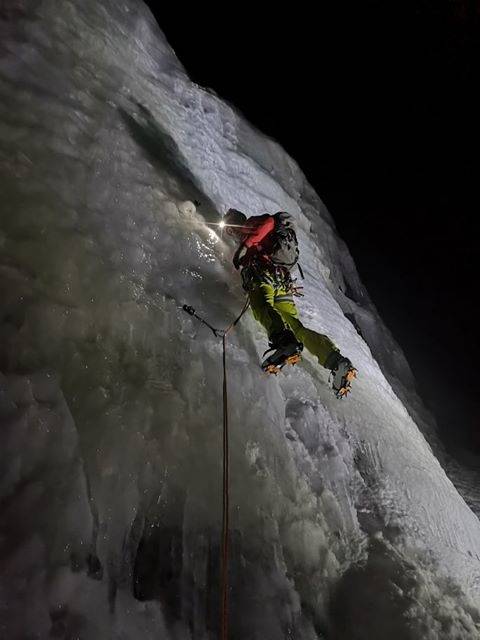 MØRKETID: Andreas Grumstad lar seg ikke stoppe av manglende dagslys. Her på Hogndalsfossen WI4. Foto: Ronja Aronsen andreas grumstad