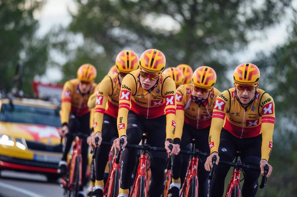 TIDLIG UT: Andreas Leknessund trekker feltet sammen med Lars Saugstad under trening i Cambrils. Han signerte proffkontrakt før laget hadde fått innvilget Pro Team-status. Foto: Jan Brychta. Andreas-Leknessund-3
