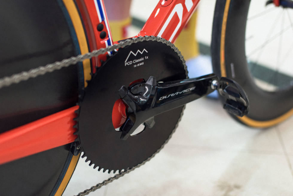 TUNGE GIR: Andreas Leknessund har et krankdrev få andre har bruk for, men hvis du ønsker å trykke 400 watt i pedalene også i utforkjøringene må du ha tunge gir. Foto: Henrik Alpers. Andreas Leknessunds store krankdrev