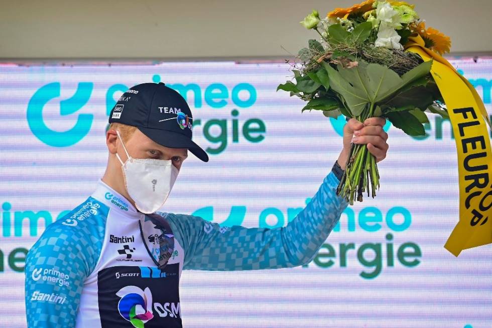 TRØYA GLAPP: Eddie Dunbar stakk til slutt av med seieren i ungdomskonkurransen. Her er Leknessund på podiet etter den syvende etappen. Foto: Cor Vos andreas-leknessund-team-dsm-tour-de-suisse(1)