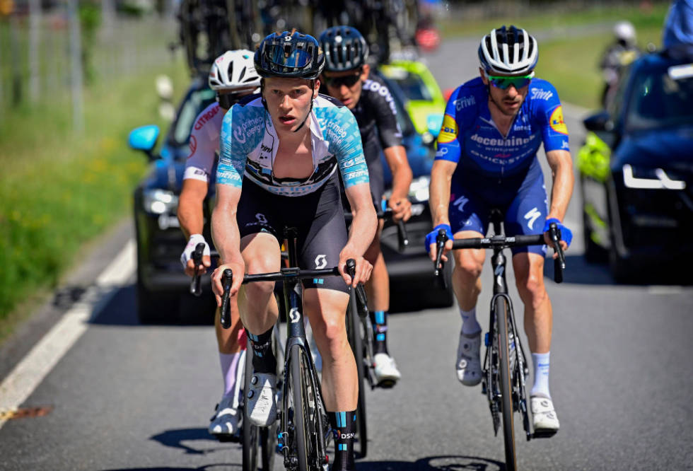 I BRUDD: Leknessund, i hvit ungdomstrøye, gikk nådeløst til verks på den siste etappen av Tour de Suisse. Foto: Cor Vos andreas leknessund team dsm tour de suisse(1)