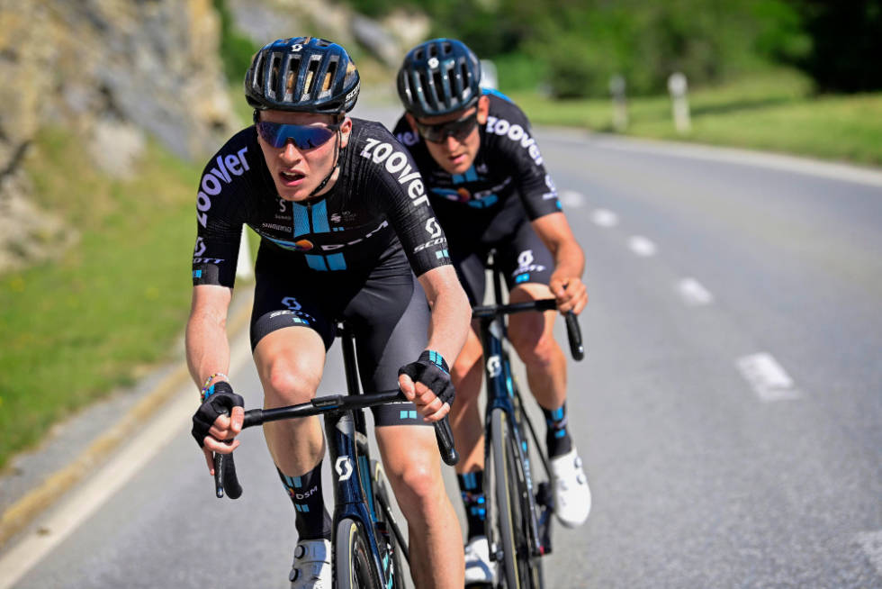 VÆRT OFFENSIV: Leknessund, her under et angrep med Benoot på den femte etappen. Foto: Cor Vos andreas leknessund team dsm tour de suisse(3)