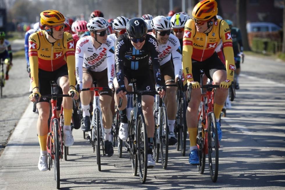 GAMLE LAGKAMERATER: Leknessund her sammen med et par gamle kjenninger, Markus Hoelgaard og Søren Wærenskjold, underveis i Kuurne-Brussels-Kuurne. Foto: Cor Vos andreas leknessund team dsm uno-x kuurne brussels kuurne