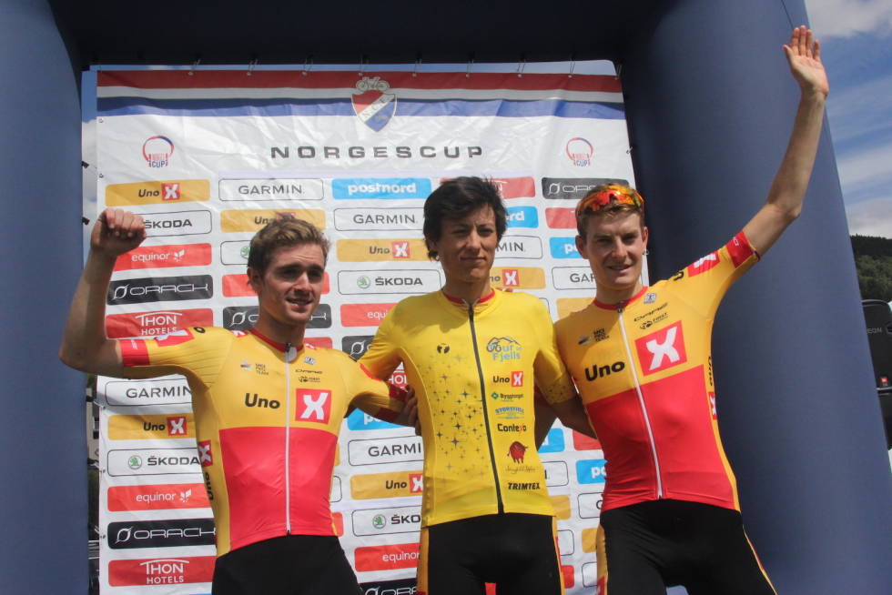 DOMINERTE: Uno-X Pro tapetserte hele sammenlagtpallen i Tour te Fjells. Torstein Træen tok sin tredje strake, Andreas Leknessund ble nummer to og klatretrøyevinner, og Markus Hoelgaard nummer tre. Foto: Ingeborg Scheve Tour te fjells 2020