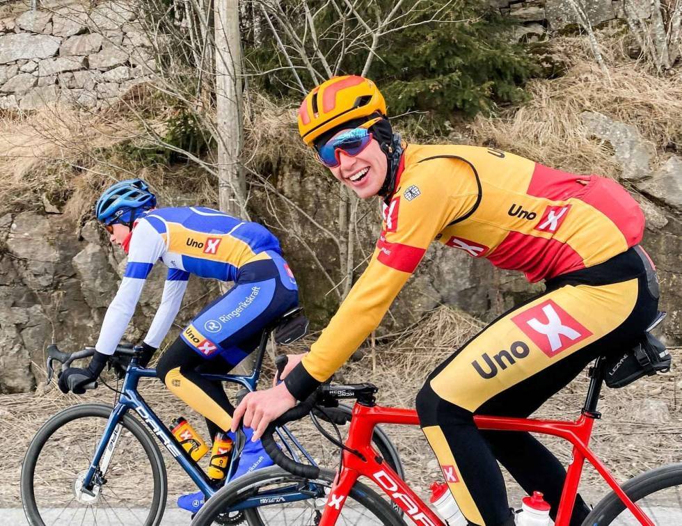 12 SEKUNDER UNNA: Da Andreas Leknessund syklet Klatringen Gressbanen til Tryvann med Magnus Brynsrud sist torsdag, var han 12 sekunder unna ny KOM. I dag satte han ny rekord. Foto: Max Kørner Andreas Leknessund og Magnus Brynsrud