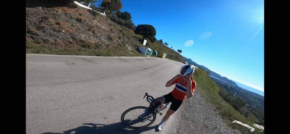 FERIEMINNER: Anita Stenberg og et go-pro-kamera, sted i nærheten av Malaga. Foto: Privat. anita stenberg