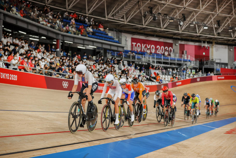 PÅ VELODROMEN I TOKYO: Stenberg ligger her i annenposisjon underveis i omnium-rittet i Tokyo. Foto: Cor Vos anita yvonne stenberg, banesykling, ol i tokyo(1)