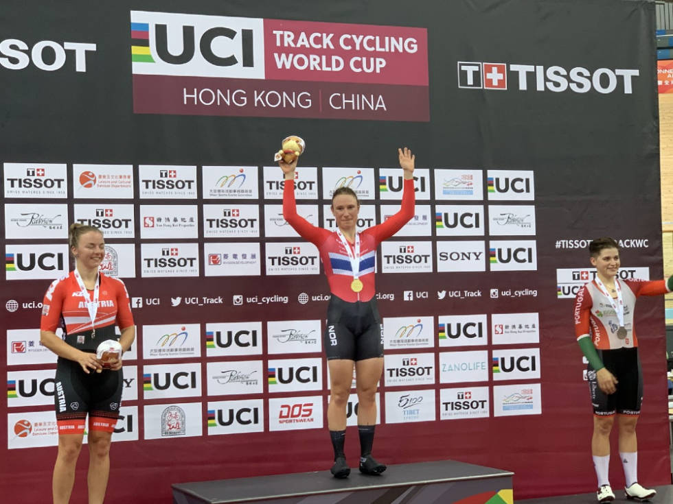 VERDENSCUP-BRONSE: Hongkong, 2019, sammen med trener Kenneth Berner. Foto: Norges Cykleforbund anita yvonne stenberg, banesykling, ol i tokyo(4)