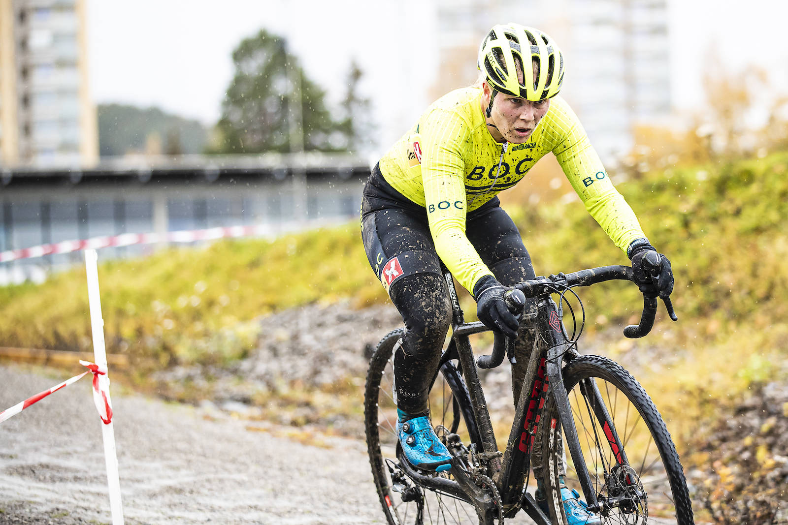 ALENE: Ann Iren Bjørnarå sliter seg gjennom gjørma mot andreplass i rittet. Foto: Pål Westgaard Bjerkekross 2019 ble en tung og våt affære Foto: Pål Westgaard