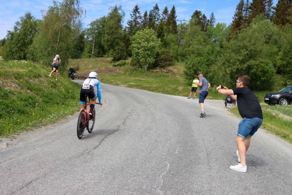 PÅ VEI MOT SEIER: Anne Dorthe Ysland heies frem mot seier på tempoen. Foto: Henrik Einangshaug anne dorthe ysland norgescup tempo landevei skatval