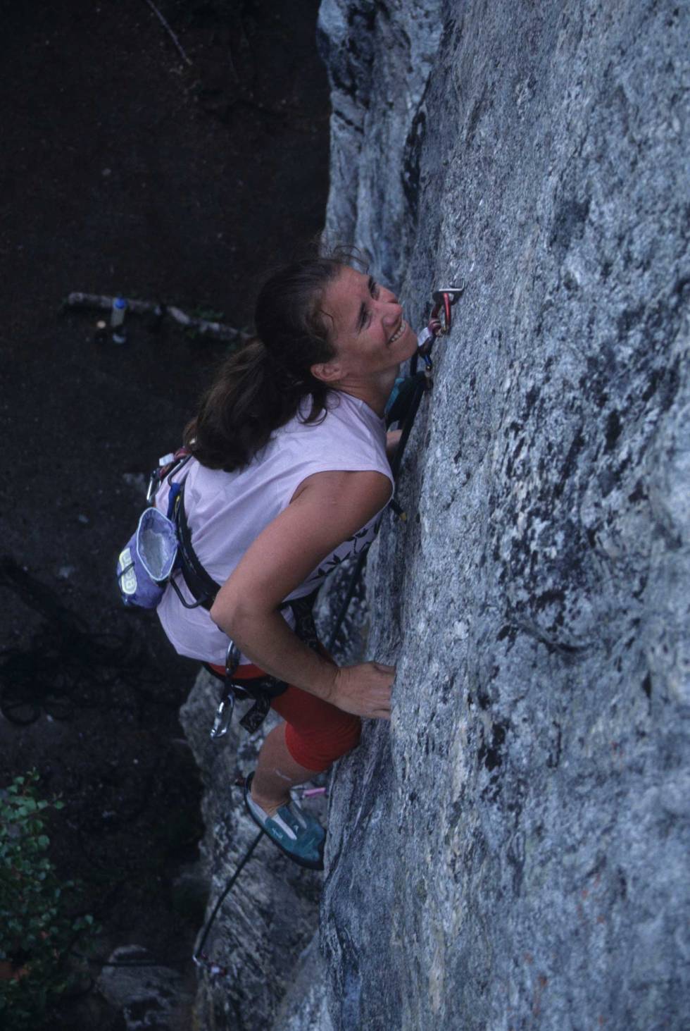NYTUR: Anne Grete er ikke fremmed for førstebestigninger. Her er hun på førstebestigningen av sin egen rute «Space Oddity» på Slettafossen i Romsdalen. Selv sier hun: - Jeg la mye arbeid i å plassere boltene på steder der man sto godt og det var enkelt å klippe, men fikk likevel klage fra de lange gutta; det var visst veldig vanskelig å klippe den ene bolten min når man var høy! Det var jo litt morsomt for jeg må si jeg har opplevd det motsatte ganske ofte også, bolter som er ute av rekkevidde og der man må gå cruxet før man får klippet. Her fikk de visst smake sin egen medisin. Foto: Bjarte Bø. Anne-Grete-Nebell-Berit-Skjevling-1