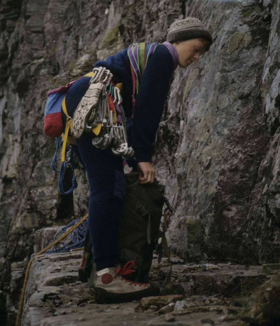UTSTYR: Berit Skjevling på innsteget til Betzys rute i Innerdalen, racket opp med topp moderne utstyr etter datidens standard. Med nyvinningen friends ble det utrolig mye lettere å sikre, og heksene kunne legges igjen hjemme. Foto: Anne Grete Nebell Anne-Grete-Nebell-Berit-Skjevling-2