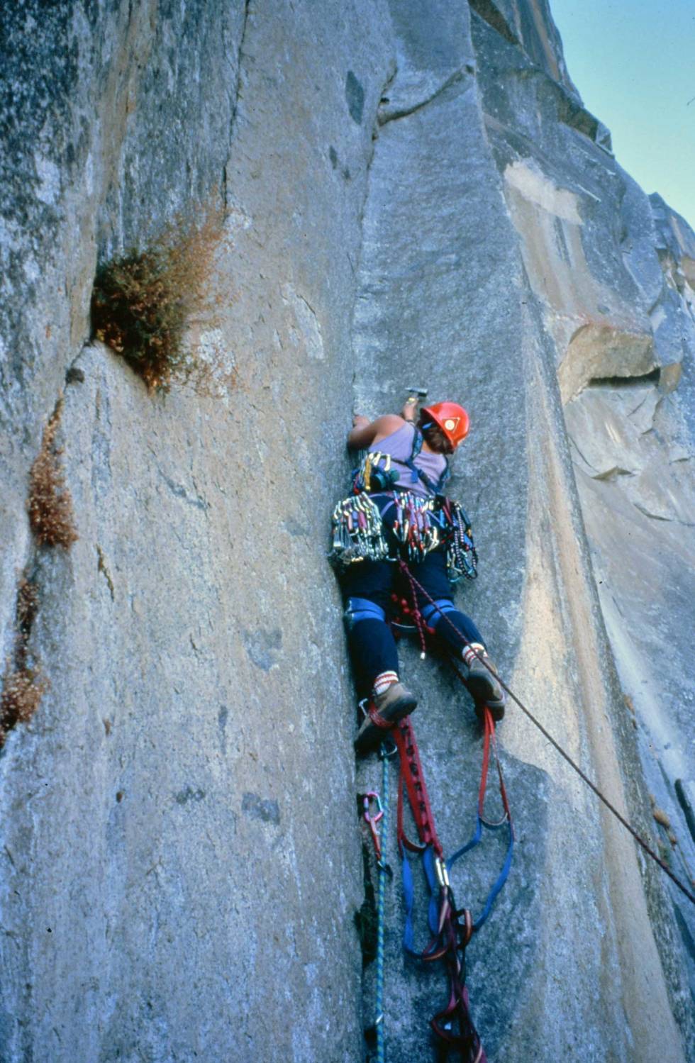 TEKNISK KLATRING: På Prow i Yosemite. Vi koste oss glugg i hel, men var noviser når det gjaldt teknisk klatring og brukte fire dager på de 12 taulengdene. Foto: Mette Øverbø Anne-Grete-Nebell-Berit-Skjevling-3