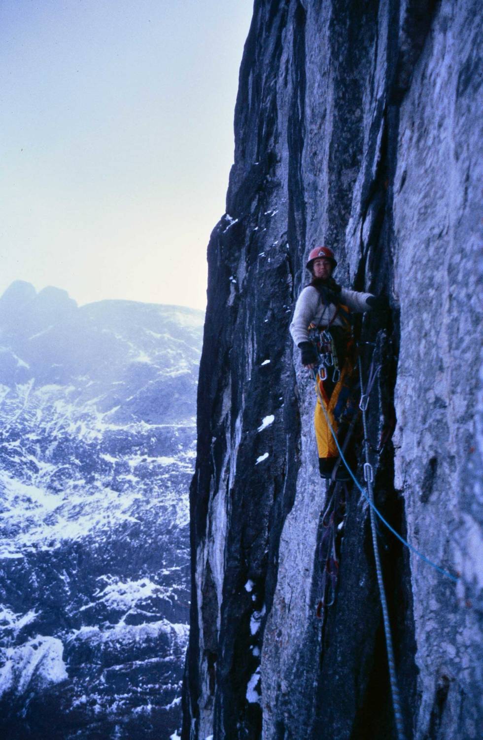 TROLLVEGGEN: Fra et forsøk på ruta «Suser gjennom Harryland» i Trollveggen. - Vi kom bare halvveis før vi gikk tom for mat, men det hører med å snu av og til. Foto: Bjarte Bø Anne-Grete-Nebell-Berit-Skjevling-4